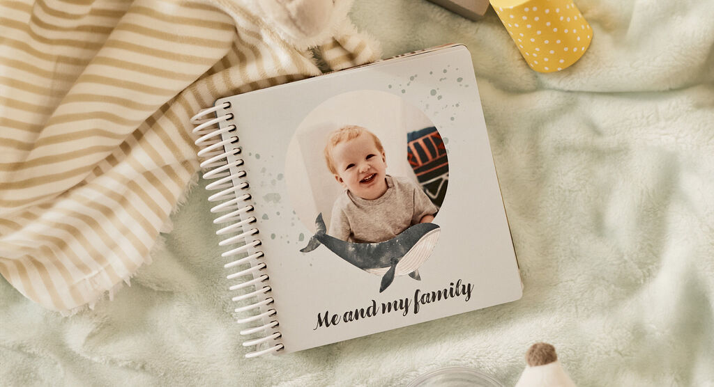 Een CEWE fotoboek met de titel 'Me and my family', liefdevol vormgegeven met een walvis motief, op een zachte ondergrond
