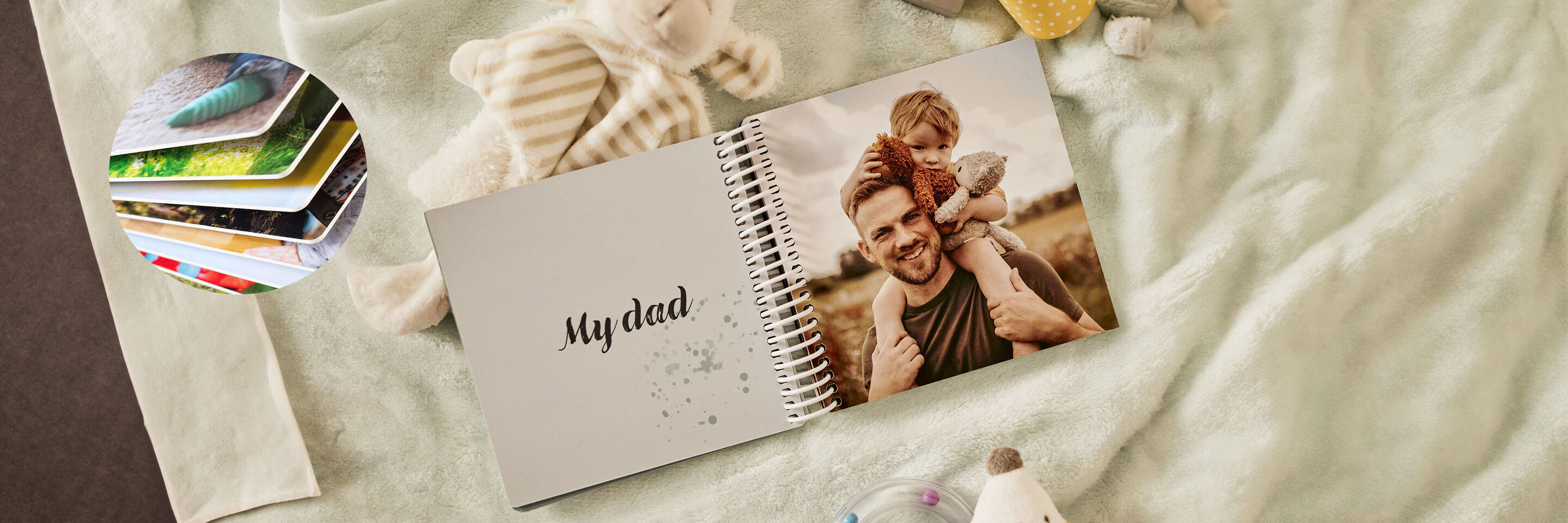Een geopend fotoboek met de tekst 'My dad', omringd door speelgoed en een zachte achtergrond