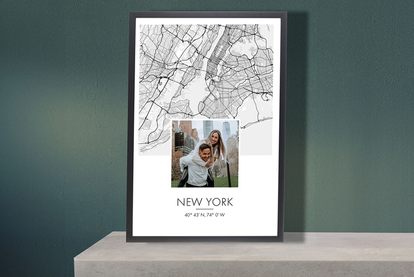 Wanddecoratie met stadskaart van New York en lachend stel op de voorgrond.