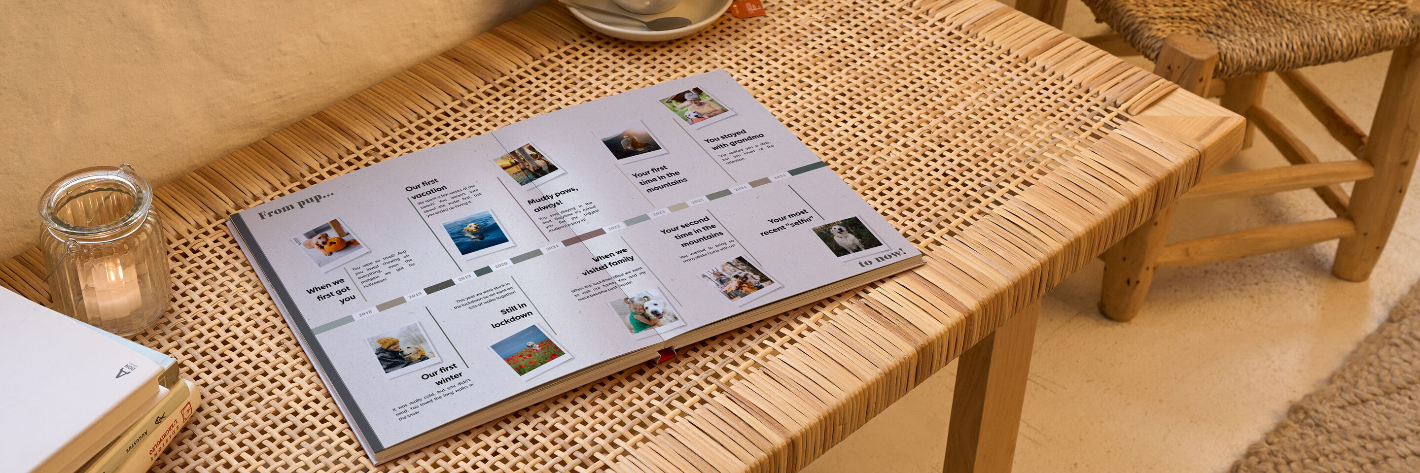 CEWE fotoboek op een tafel met foto's en teksten.