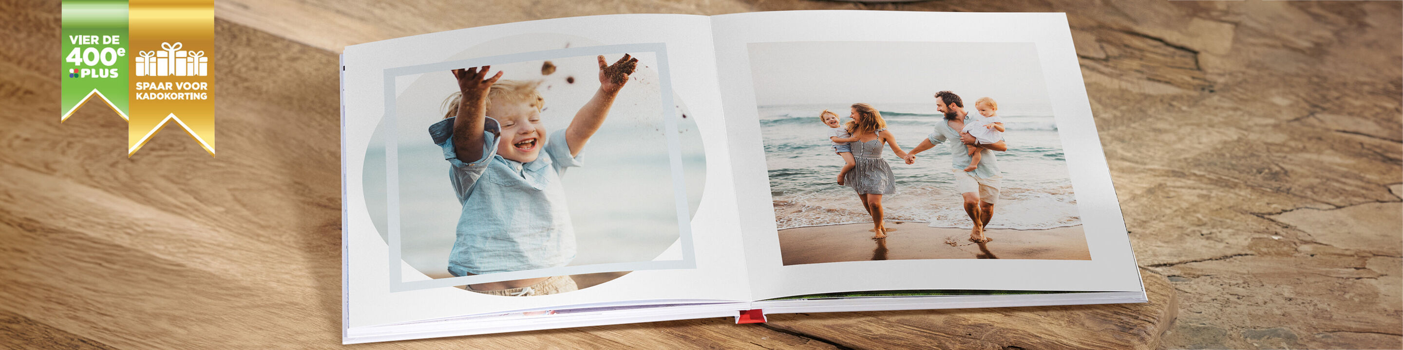 Een gelukkig kind speelt op het strand met water en zand. Een gezin loopt langs het water en geniet van het moment. CEWE fotoboek vol liefdevolle herinneringen.
