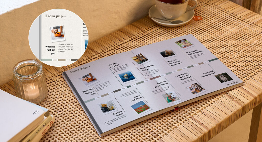 Een open CEWE fotoboek ligt op een tafel. De pagina's tonen persoonlijke foto's en verhalen om herinneringen liefdevol te delen.
