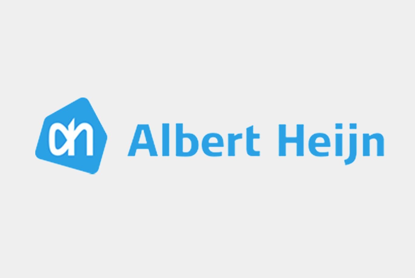 Logo van Albert Heijn met blauwe tekst op grijze achtergrond