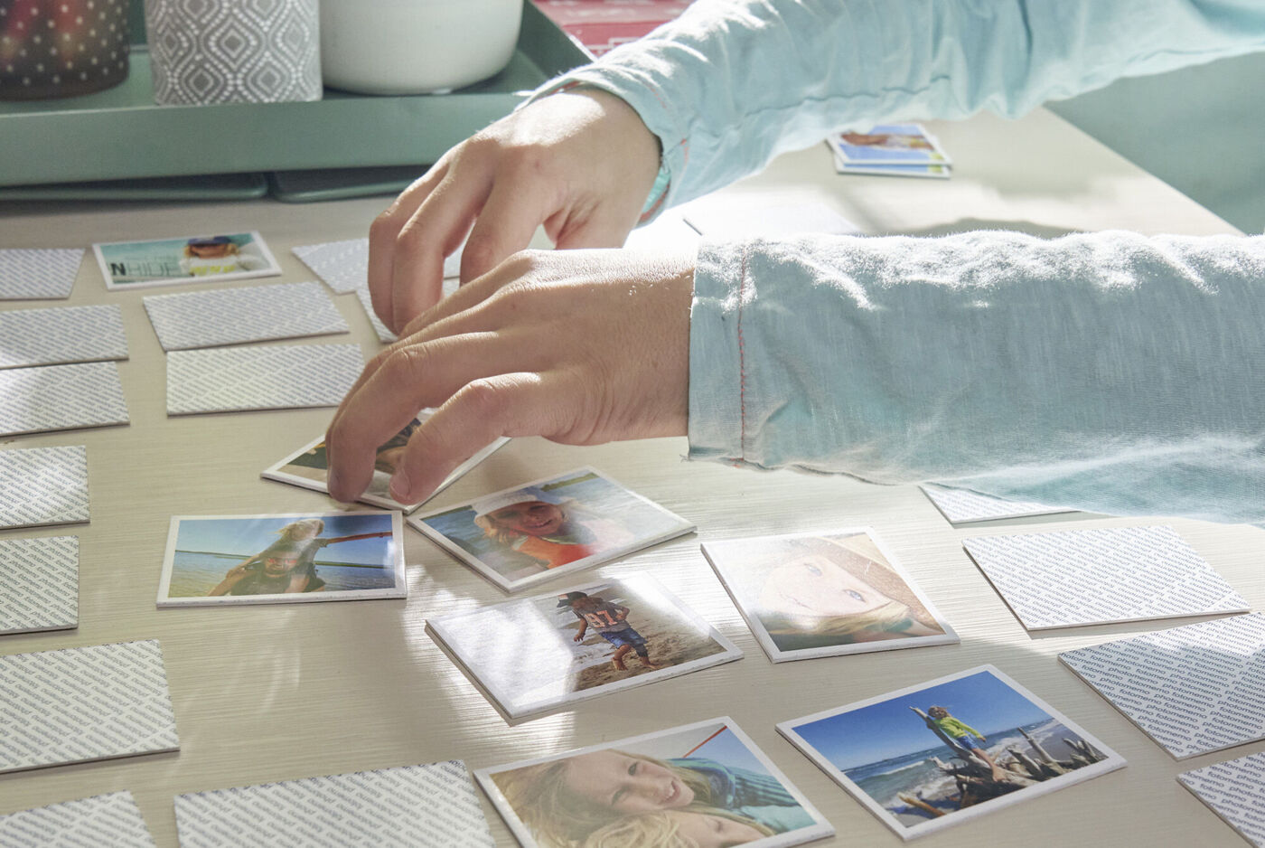 Iemand legt foto's op een tafel om herinneringen te maken.