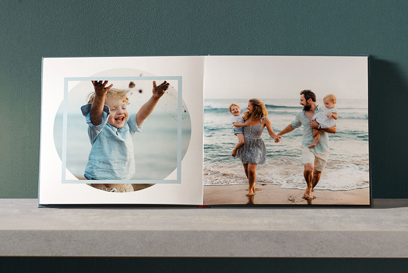 Gezin geniet aan het strand met foto's in CEWE Fotoboek.