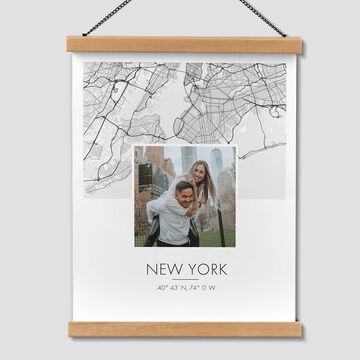 Poster met een kaart van New York en een foto van een gelukkig persoon.