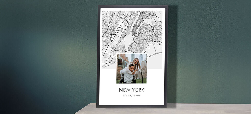Een ingelijste poster toont een gestileerde kaart van New York met een foto van een lachend stel.