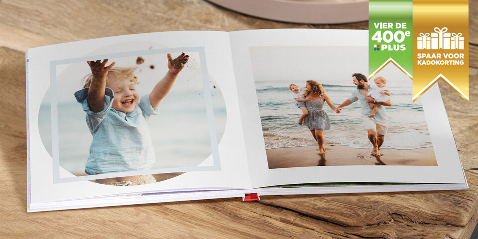 Twee open pagina's van een CEWE fotoboek met foto's van een gezin op het strand.