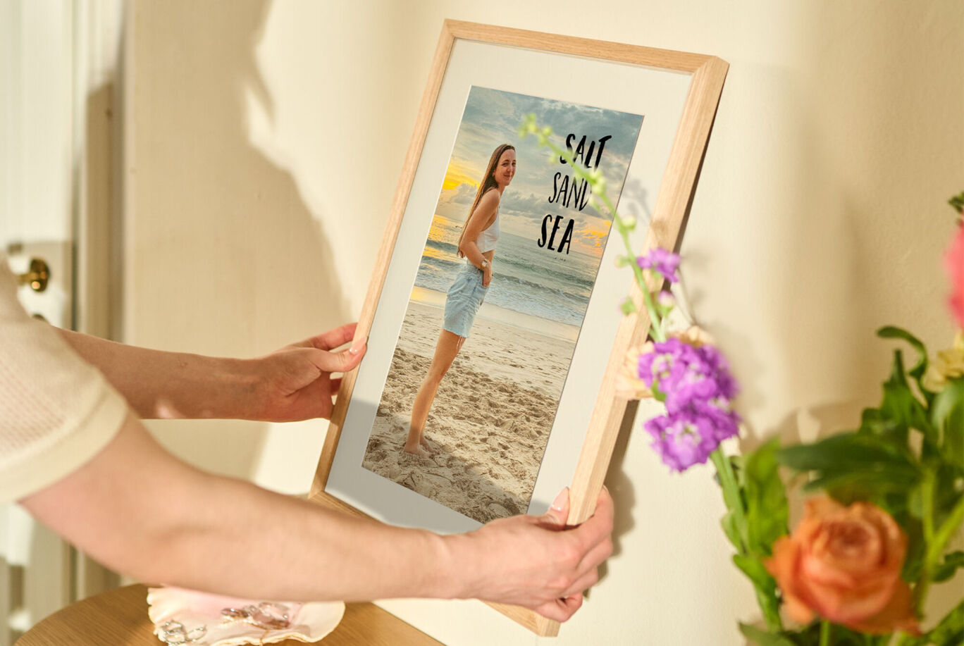 Prachtige wanddecoratie van een vrouw op het strand.
