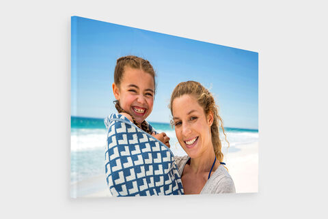 Twee vrouwen op het strand genieten van de zonnige dag