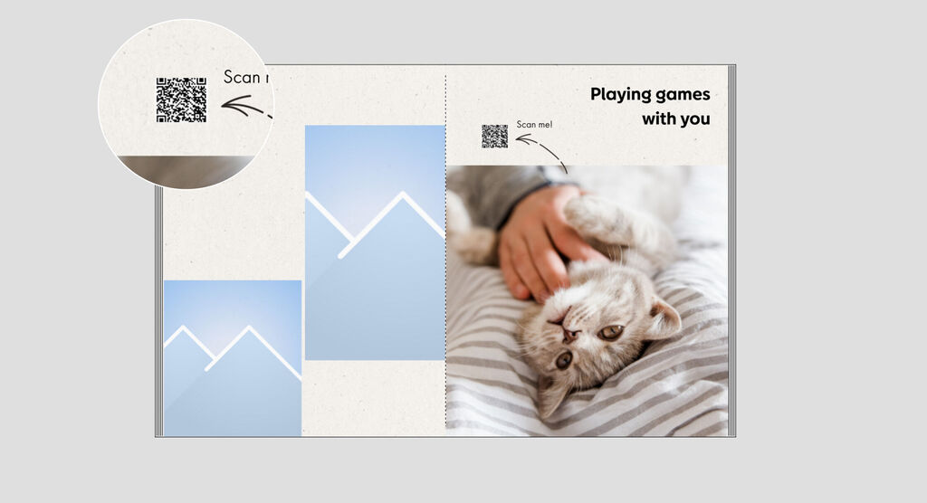 Een kattenfoto op een bed met QR-code en tekst erbij.