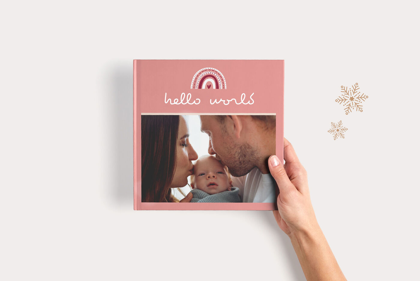 Een liefdevol fotoboek Hello world en een foto van een familie met baby.