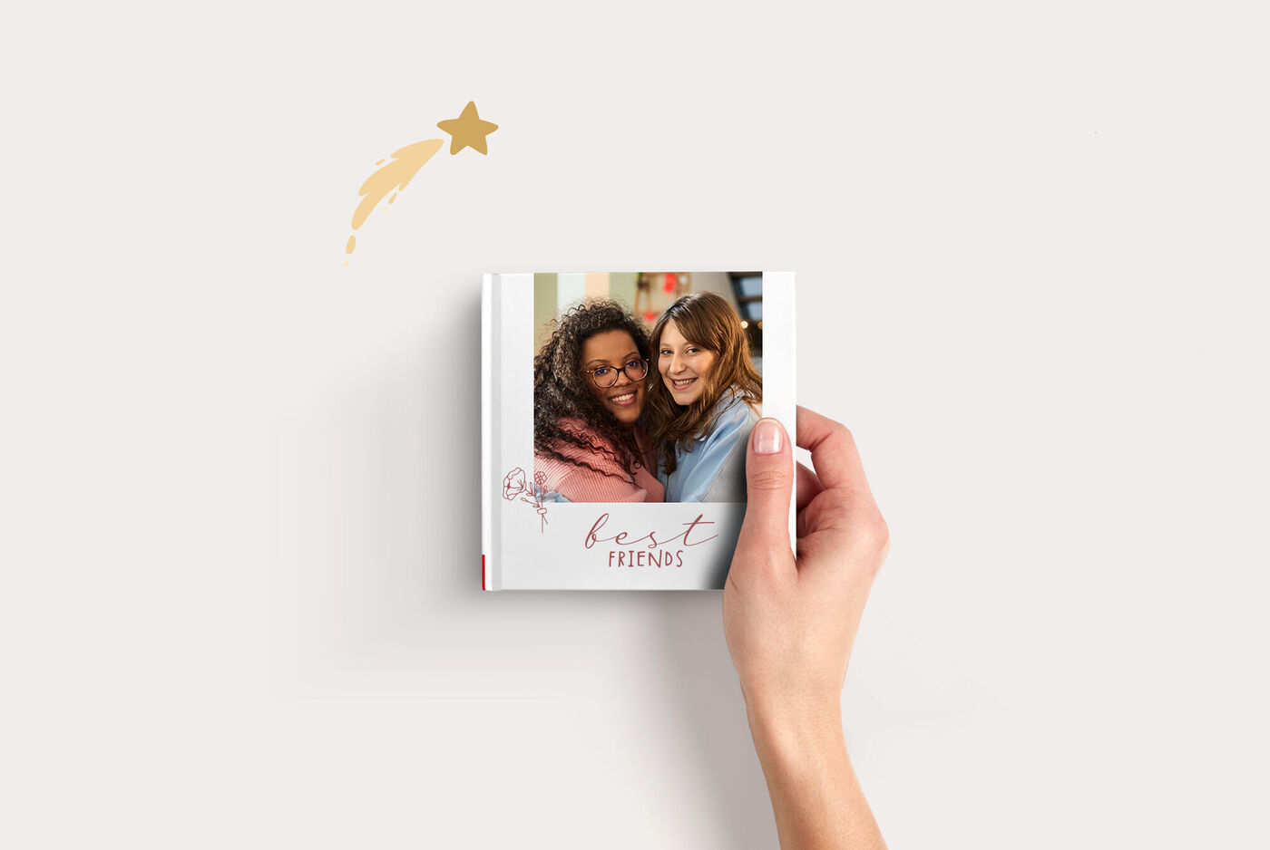 Iemand houdt een zorgvuldig ontworpen fotoboek met kleurrijke omslag vast.